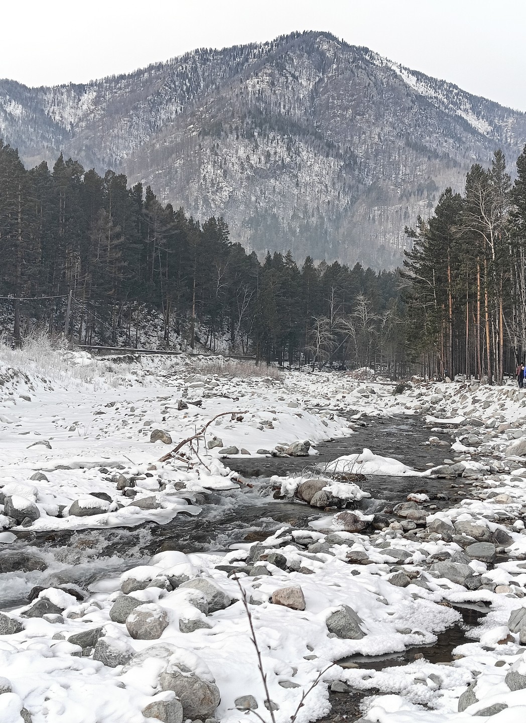 Михаил, наш гид, показал нам множество красивых и удивительных мест: мы налюбовались видами на залив Култук