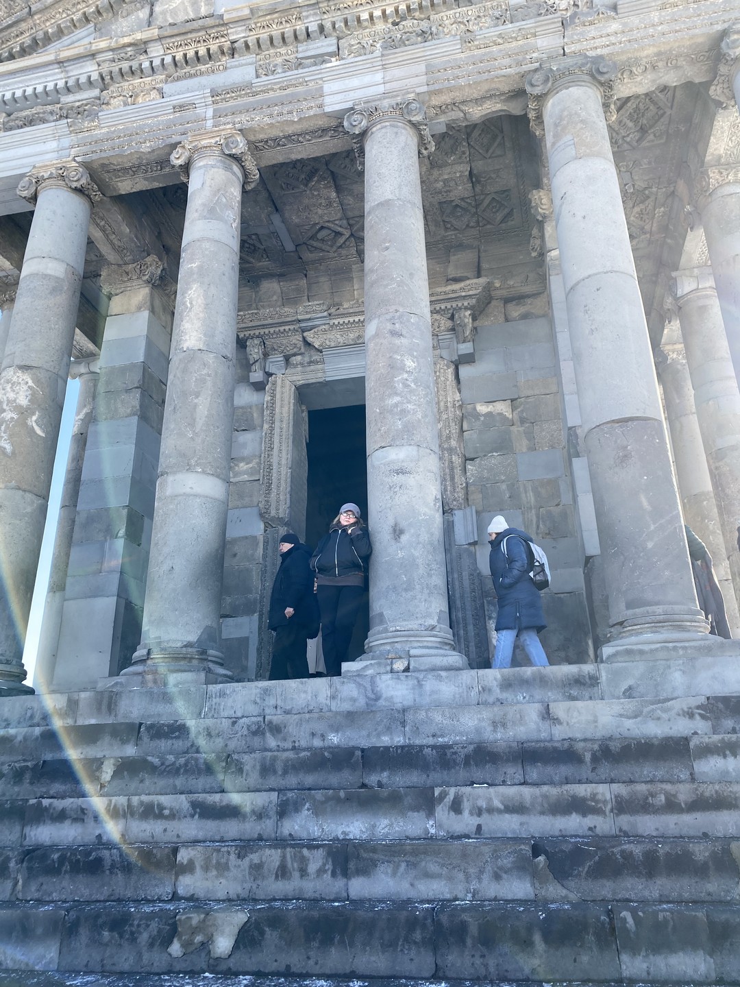 Началось наше путешествие прямо от отеля. Дружная команда гида и водителя сделала эту экскурсию интересной, динамичной