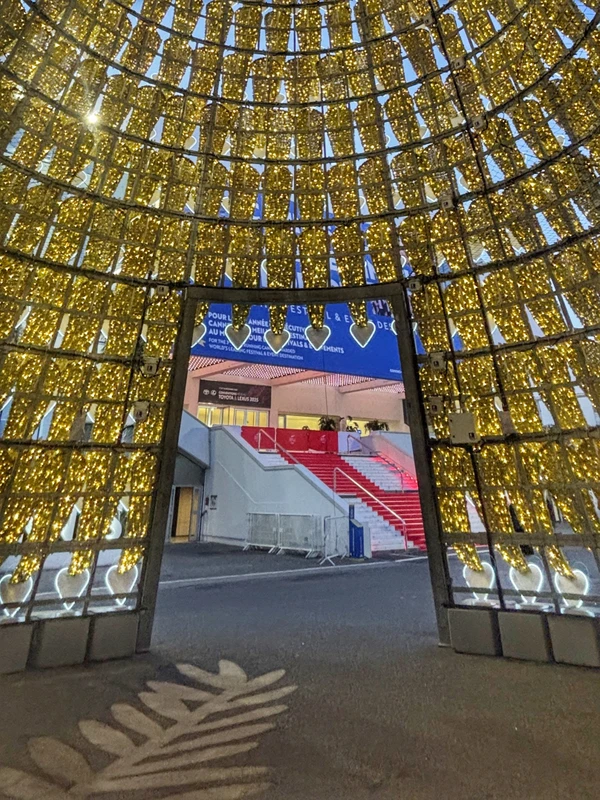 Дворец кинофестивалей в Каннах и Леринские острова