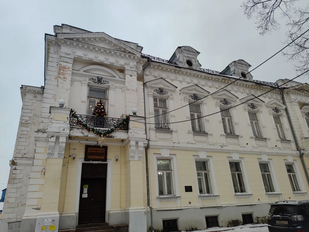 Владимир - потрясающий рассказчик! грамотная, интонационная речь, невероятные и удивительные истории домов через призму их обитателей