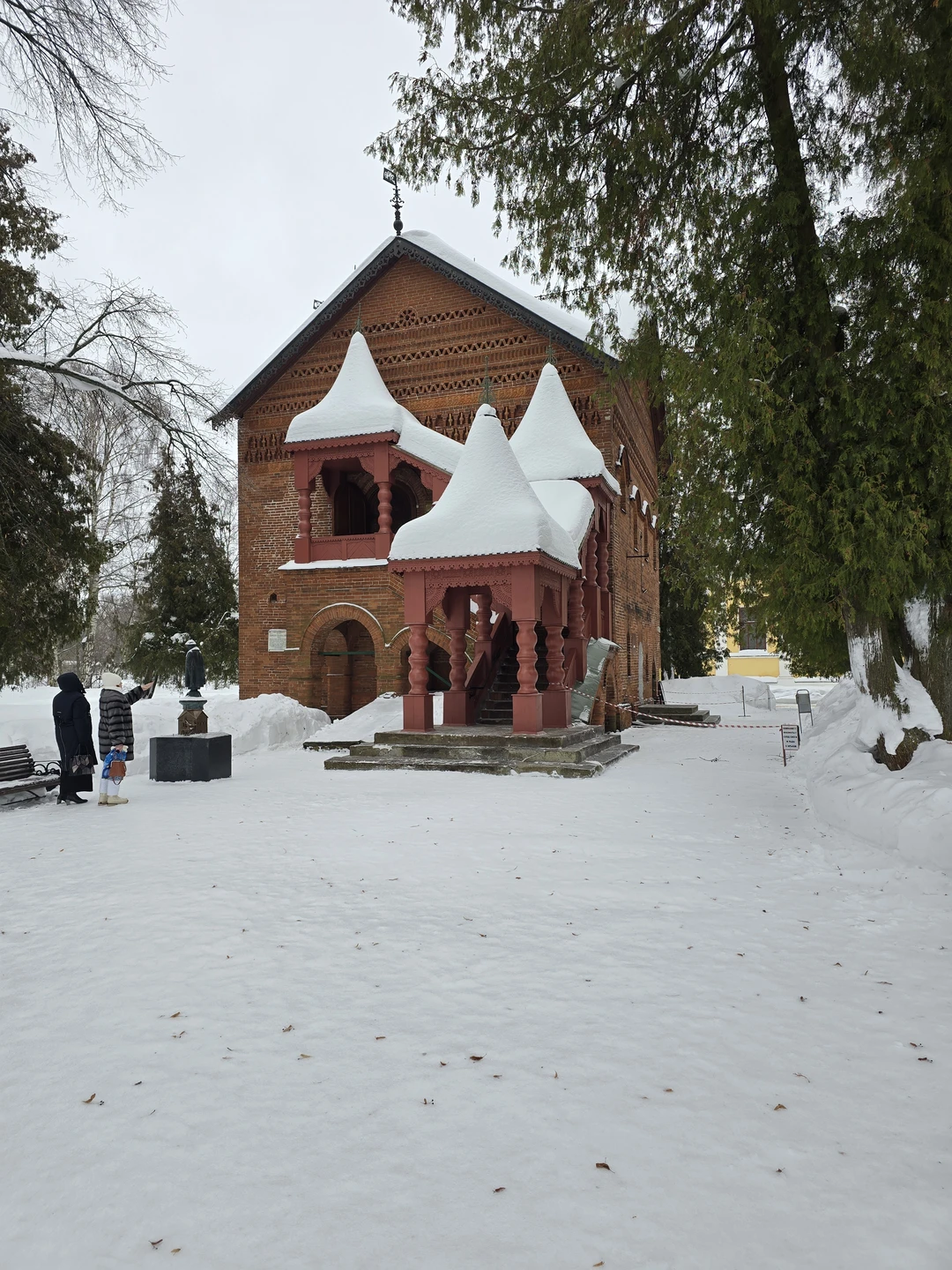Огромное спасибо Надежде за увлекательную экскурсию по древнему Угличу! С удовольствием послушали рассказ об истории города