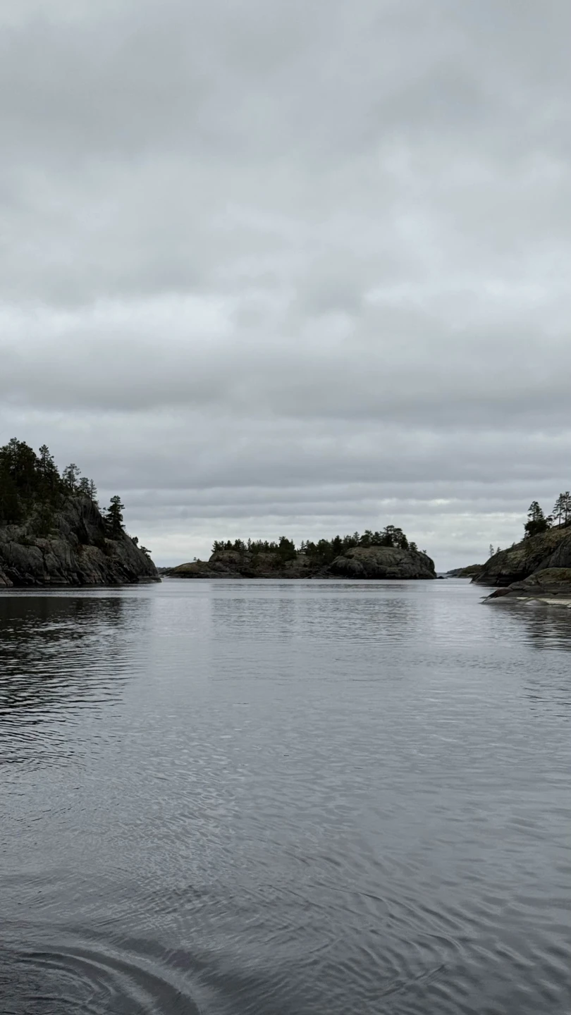 Так как лед на Ладоге 25 декабря еще не встал, шли не на аэролодке, а на