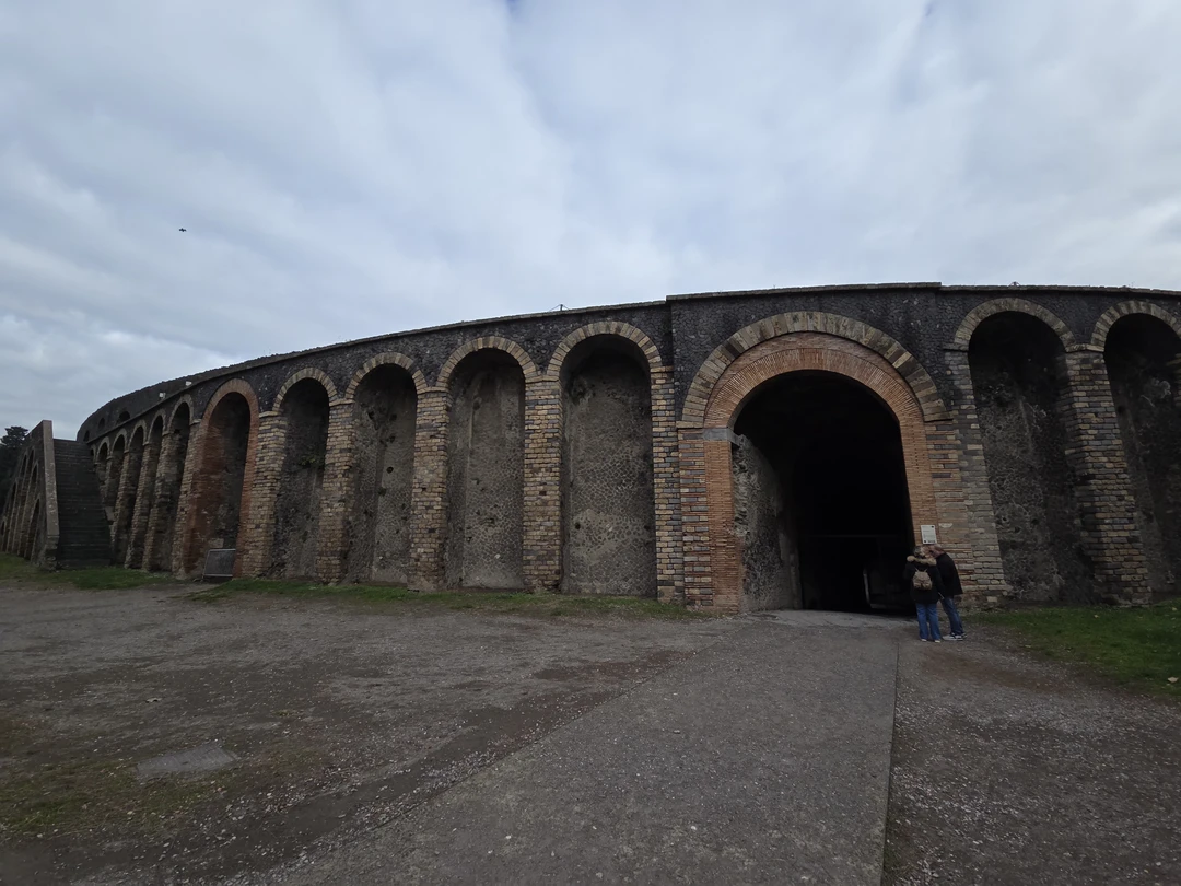 Оказались на несколько дней семьёй в Неаполе. Был один день на экскурсию. Всем хотелось увидеть и