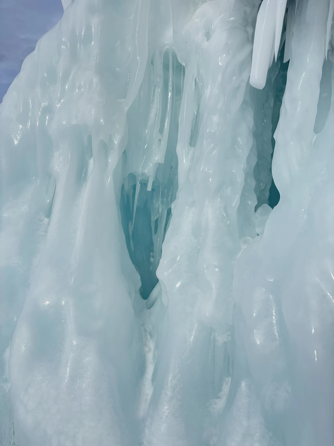 Сразу оговорюсь, что в связи погодными условиями нам заменили экскурсию по Ольхону на экскурсию по льду Байкала. Согласились на замену и не пожалели