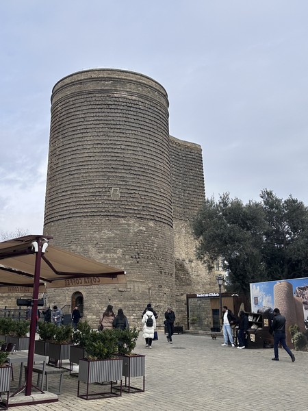 Хорошая экскурсия, Эльнур отличный гид, много знает, экскурсия достаточно познавательная. Заводит в самые неприметные улочки Старого