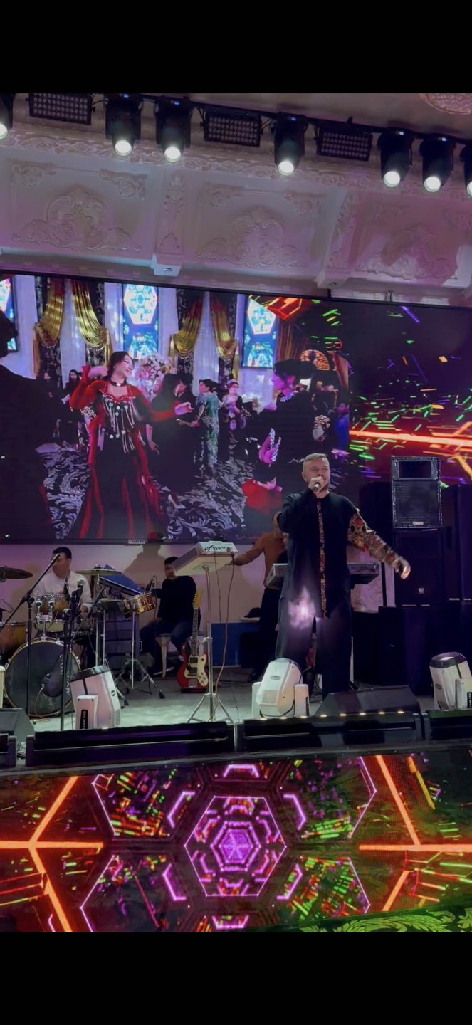 Великолепный опыт. Начали в доме жениха. Затем дом невесты. Далее дискотека с молодёжью и затем банкет