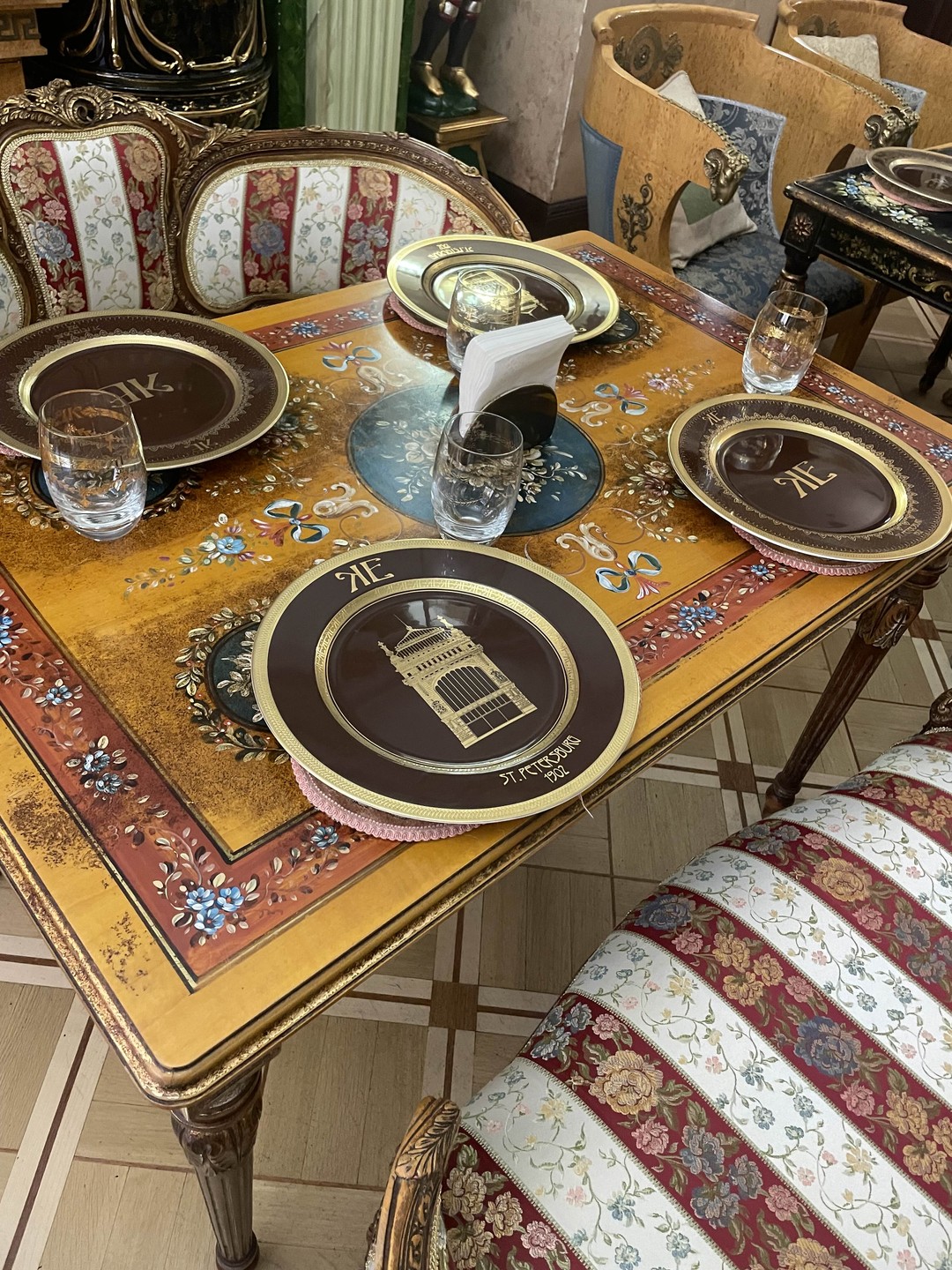 Гид Марина увлеченный своим делом профессионал. В восторге от экскурсии. Елисеевский- это просто шедевр русского зодчества,