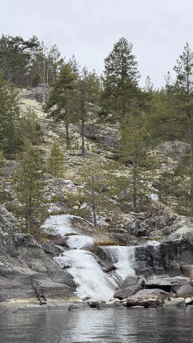 Так как лед на Ладоге 25 декабря еще не встал, шли не на аэролодке, а на