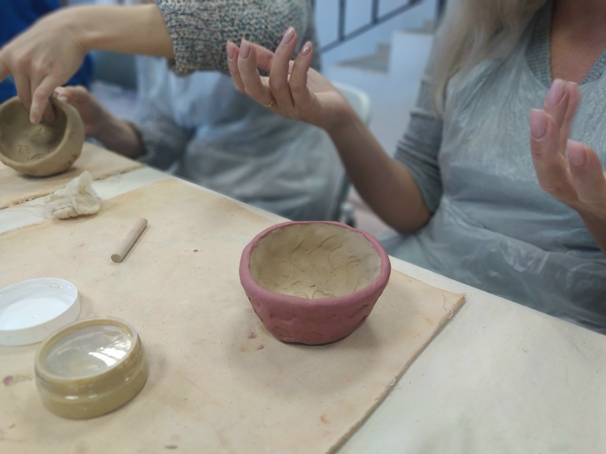 Тарелка из Пскова: мастер-класс по ручной лепке из глины (6/10)