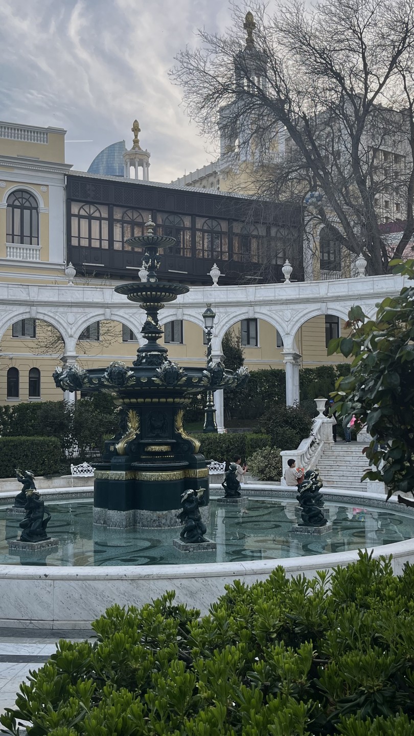 Приехали с подругой в Баку первый раз. Забронировали экскурсию Санторини, крепость Рамана, гора Янардаг и храм