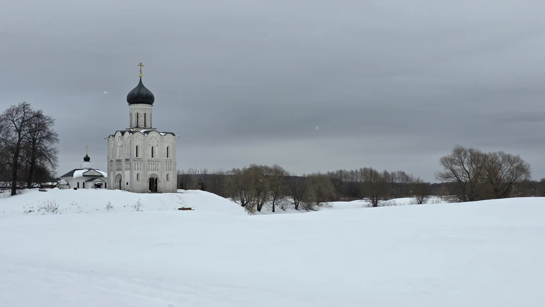 Нам очень повезло, что гидом у нас была Елена. Она грамотно продумала маршрут. На улице было