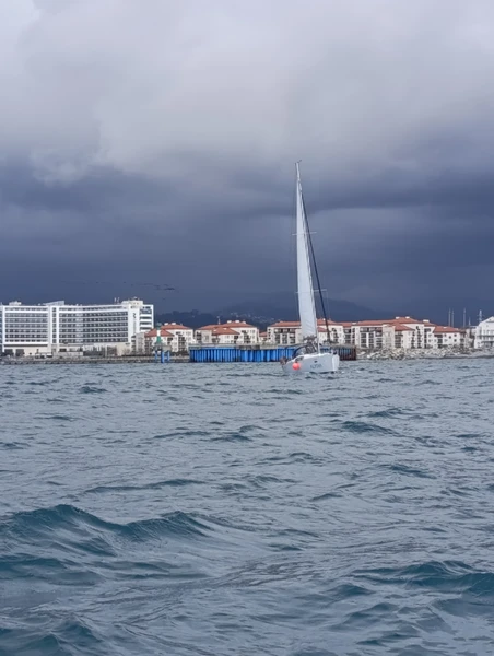 Впечатление очень хорошее,увидели дельфинов,всё было очень красиво и комфортно!