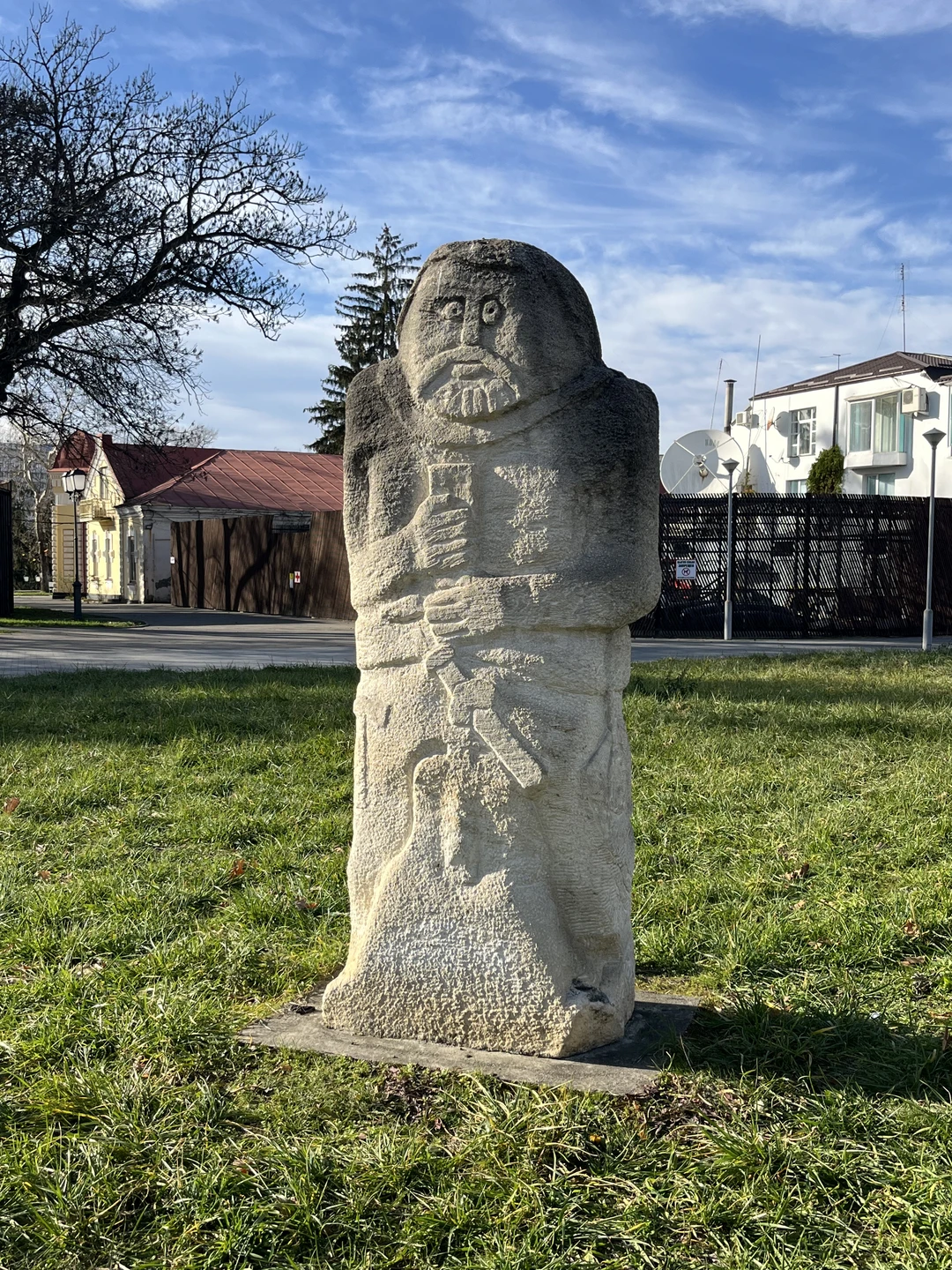 Экскурсию провел гид Дмитрий. Интерактивно, интересно и с подробными ответами на любые вопросы. Мы гуляли примерно