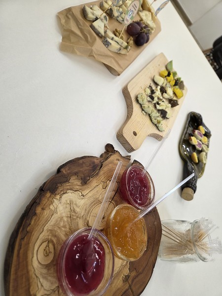 Невероятно интересную историю сыроделания поведал Алексей на этой экскурсии. Мы попробовали совершенно космические вкусы сыров. Дегустация