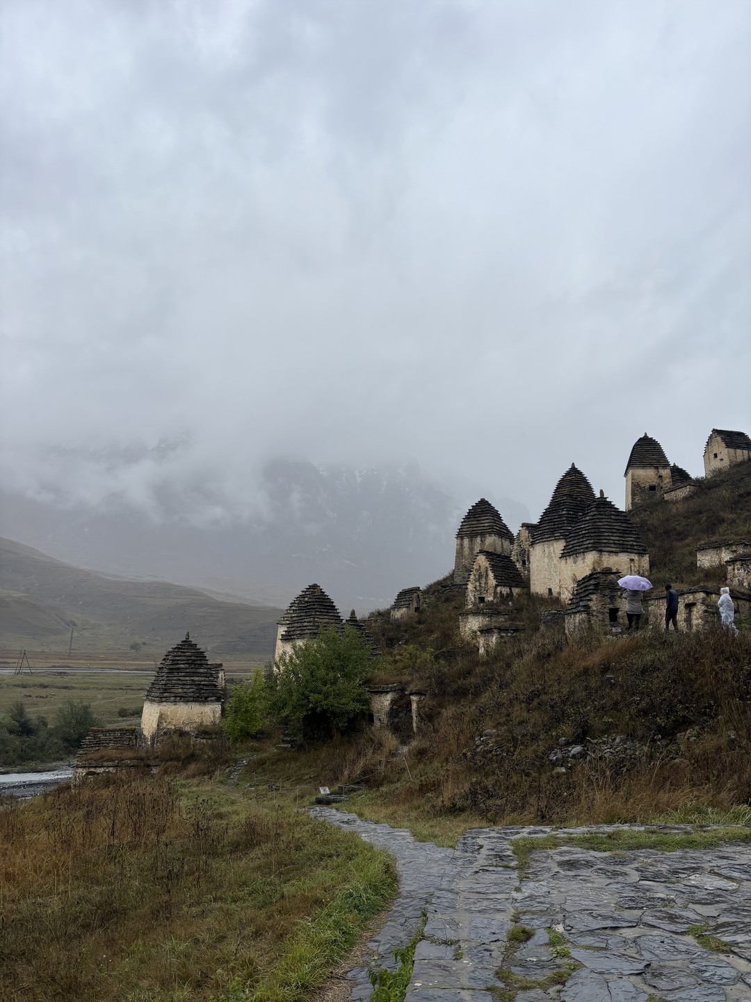 Начнем с того,что с погодой нам не повезло и мы приехали в дождь во Владикавказ. Зелимхан