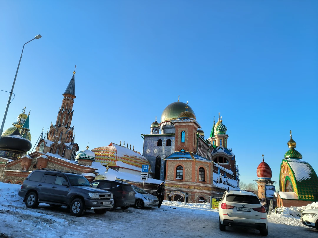 Руфат грамотно и уверенно с иронической нотой открыл все символы Казани. Путешествие было в будний день