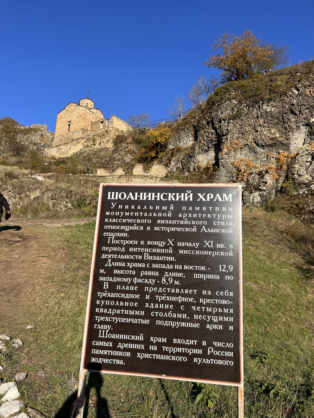 Прекрасная экскурсия на прекрасный Домбай. Нам повезло с погодой и с гидом. Встретились во время и