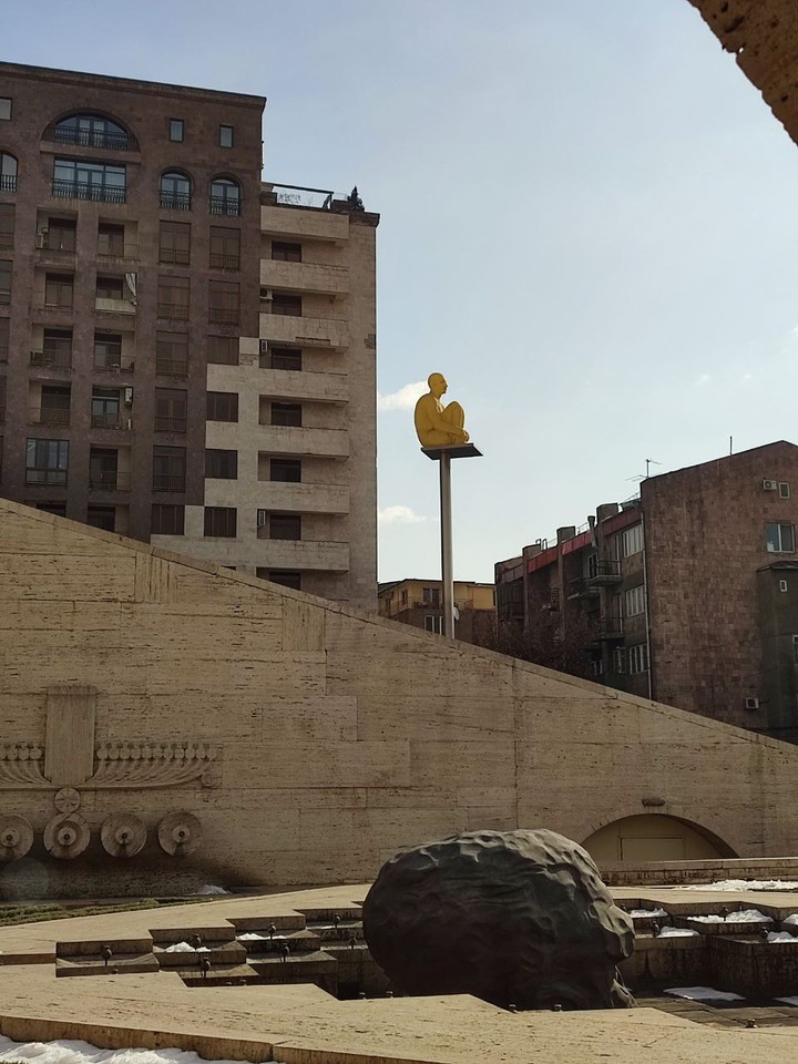 Приехав в Ереван накануне, первый день решили начать с обзорной экскурсии по городу. Было холодно, но