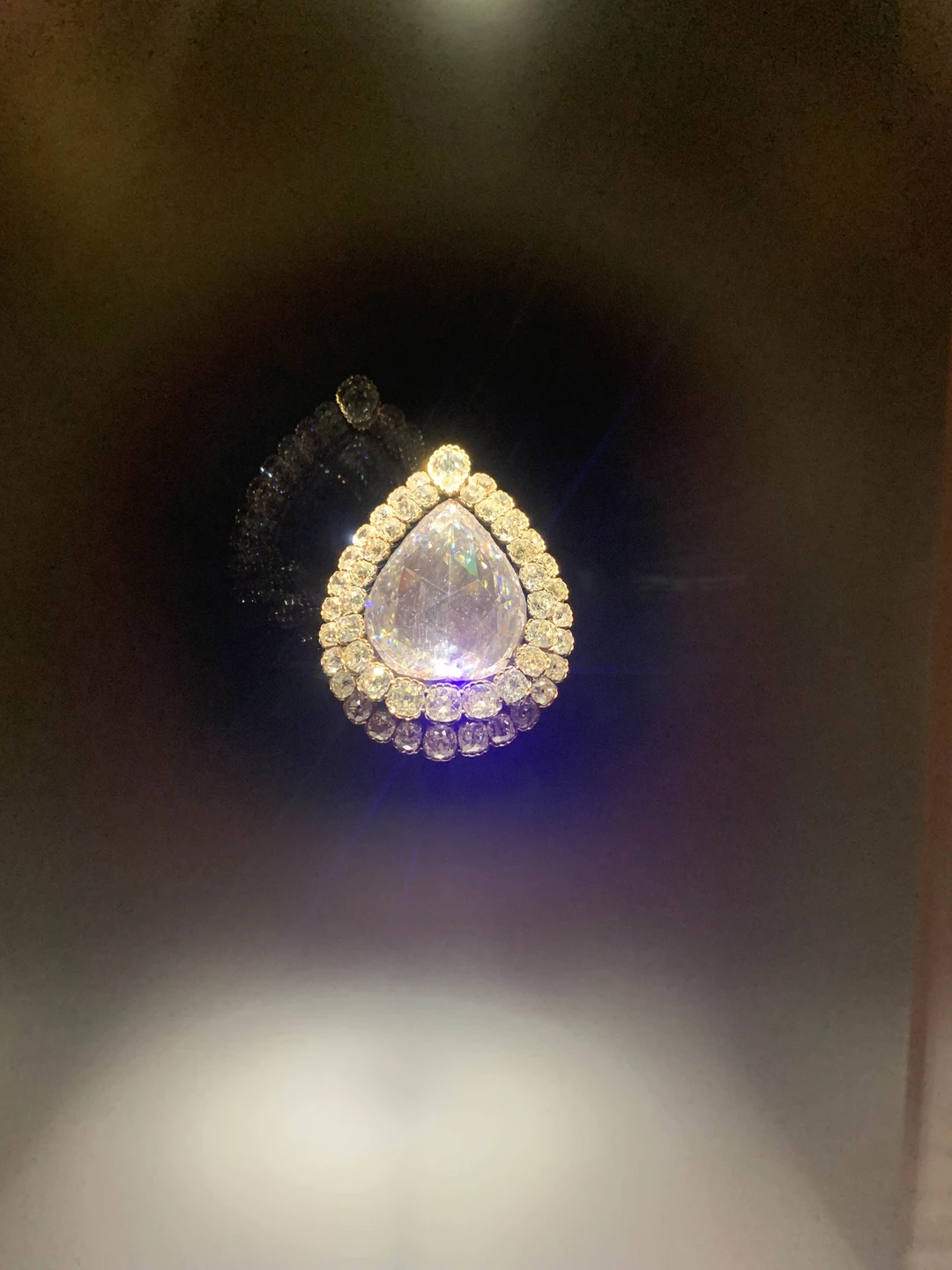 Экскурсовод имеет профильное образование и поэтому обладает глубокими знаниями в области истории и архитектуры. Путешествие было