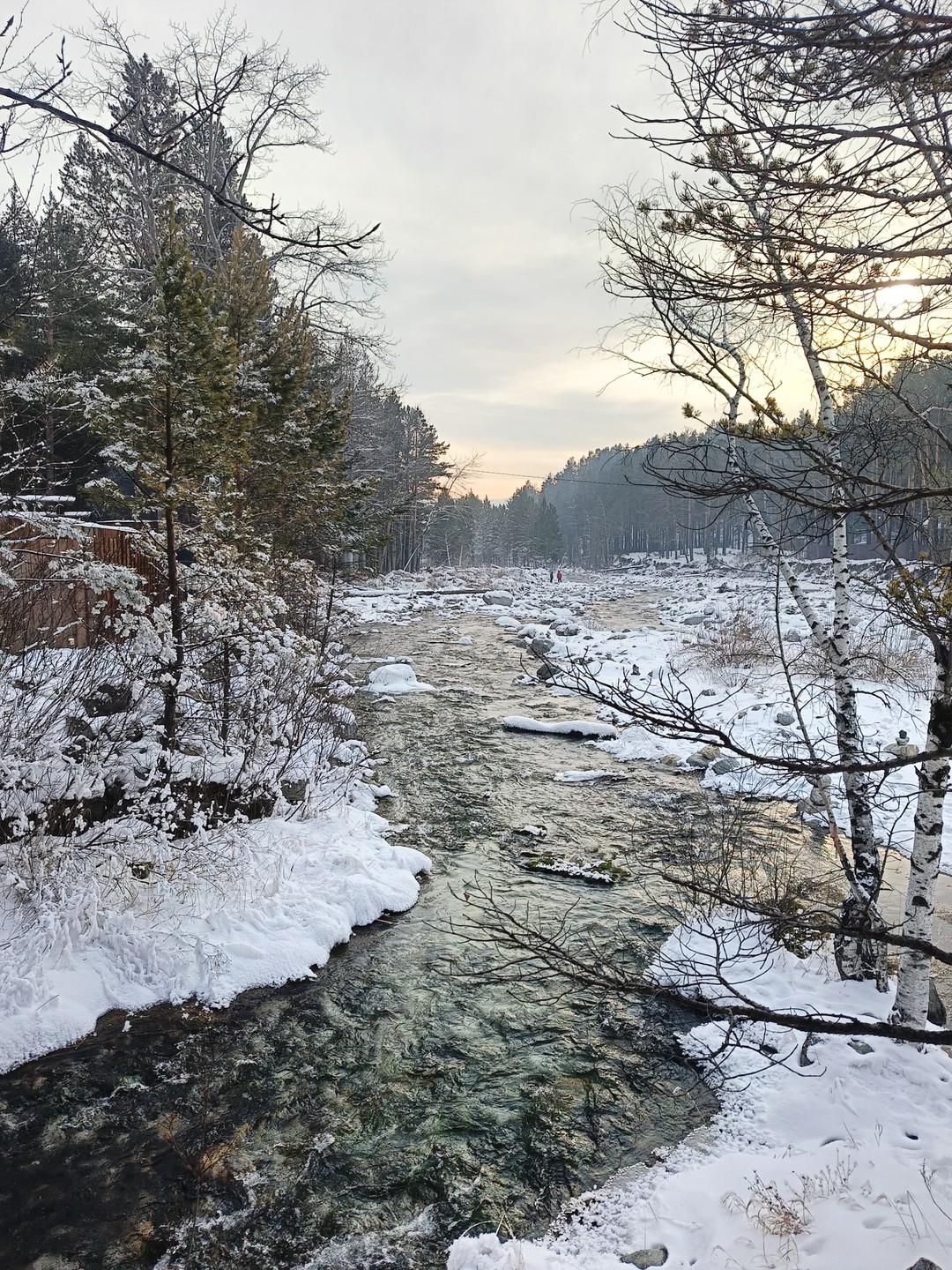 Михаил, наш гид, показал нам множество красивых и удивительных мест: мы налюбовались видами на залив Култук