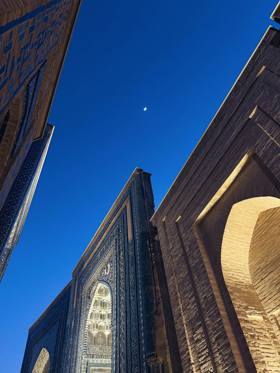 Была на экскурсии по Самарканду в конце февраля. Группа у нас была небольшая - 5 человек, очень комфортно