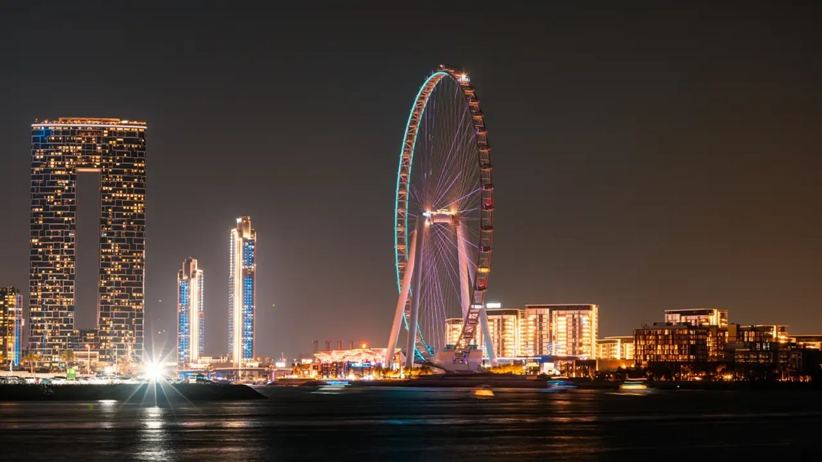 Огни ночного Дубая: прогулка на яхте под парусом