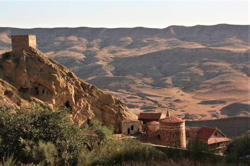 Виды Пещерный монастырь Давид-Гареджи и Ниноцминда — из Тбилиси