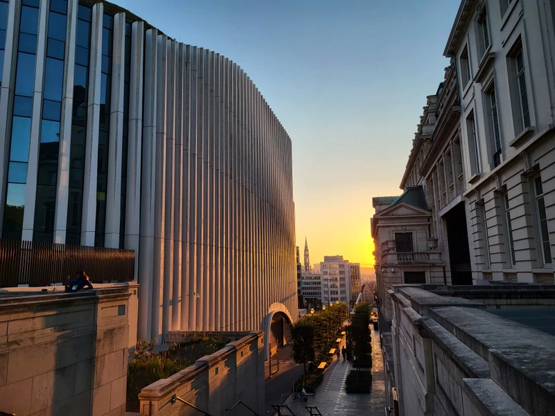 В Бельгию из Парижа на авто премиум-класса: индивидуально по Люксембургу, Брюсселю, Генту и Брюгге