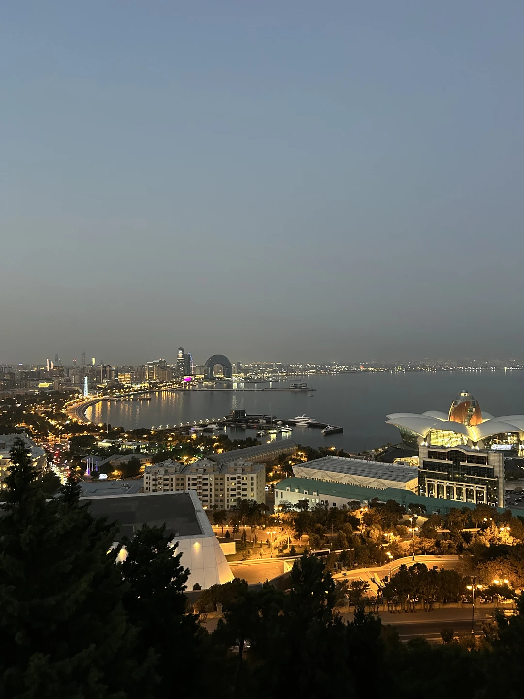 Прекрасный гид Эльмир. Очень открытый, позитивный, харизматичный и эрудированный. Рассказал интересно и много про традиции, историю