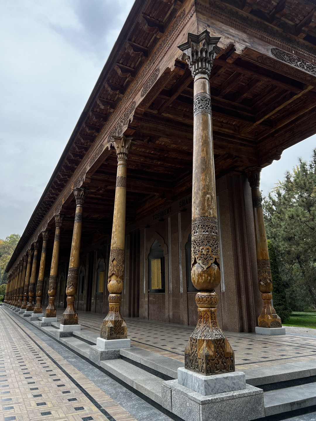 Хант прекрасно провел нам экскурсию по Ташкенту. Показал нам все красивые и интересные места