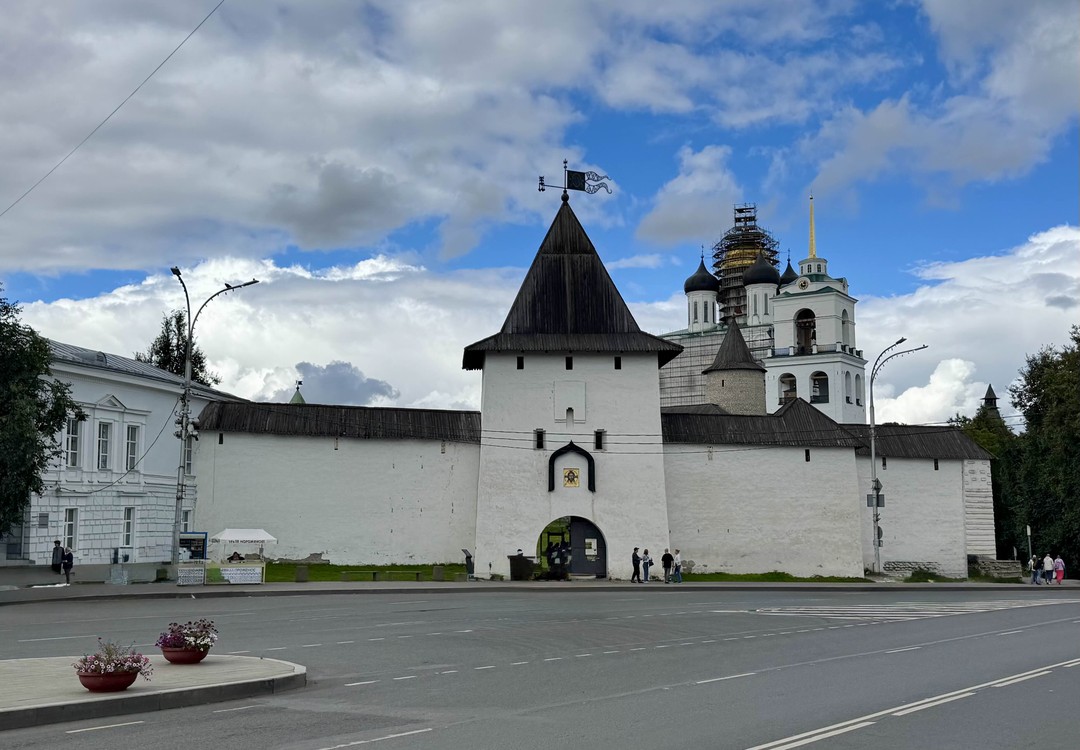 Обзорная пешеходная экскурсия по Кремлю и центру Пскова (Юрий)