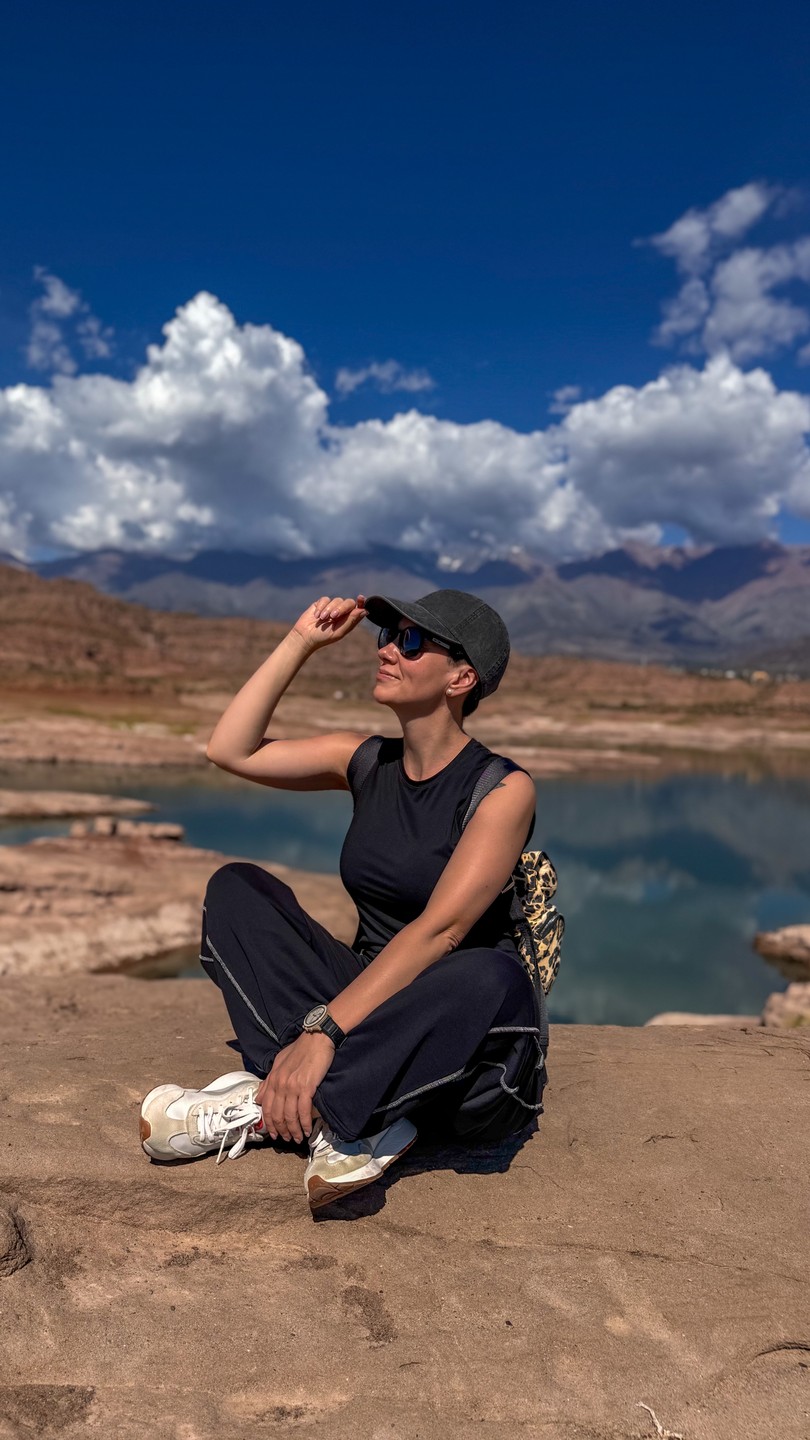 Договорились с Александром о поездке в горы. Путешествие включало в себя остановки в красивых местах, дегустацию