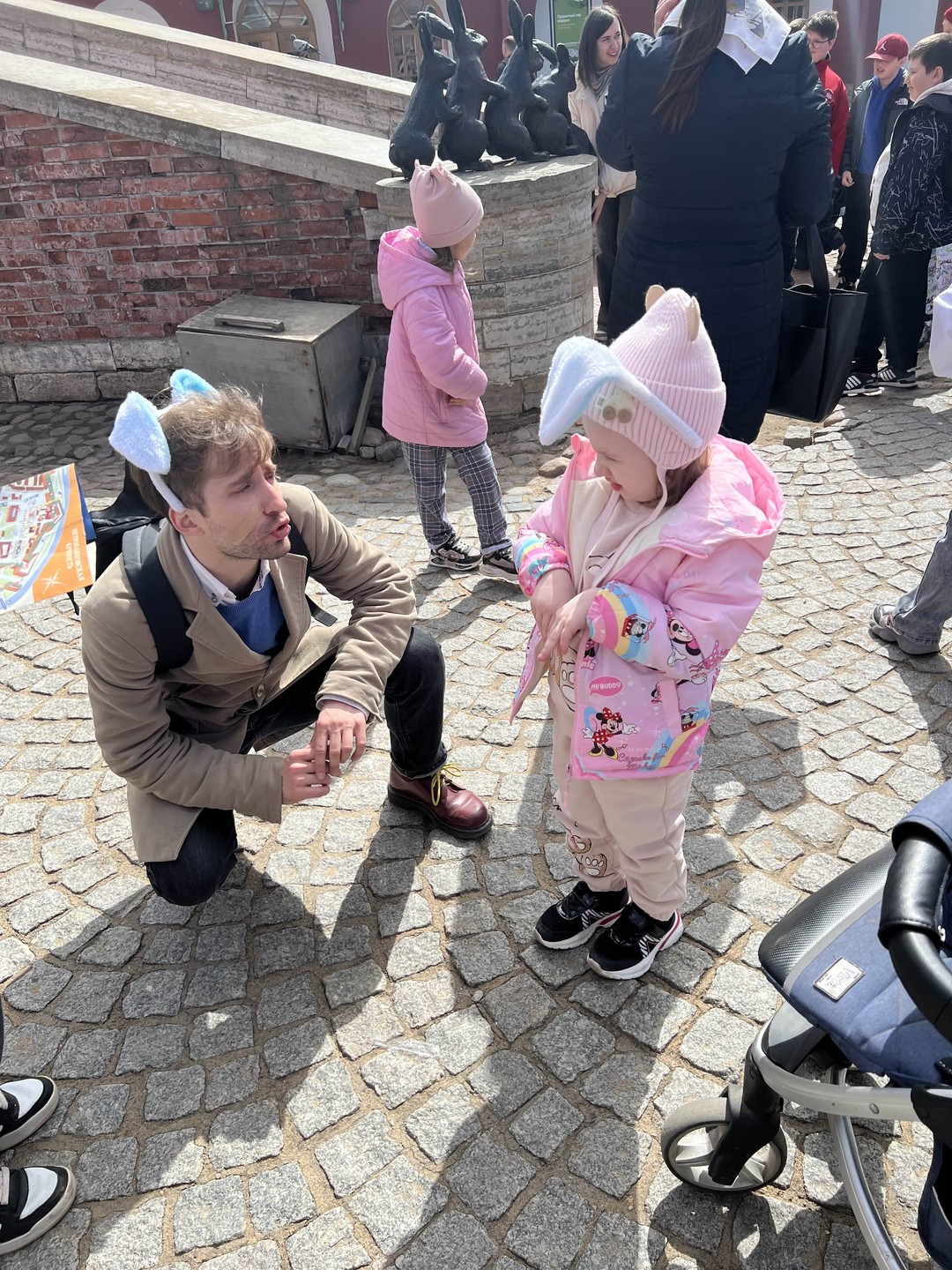 Очень увлекательно и занимательно! Рассказчик Сергей смог заинтересовать как 12-летнюю девочку, так и 3-летнюю!!! Было интересно