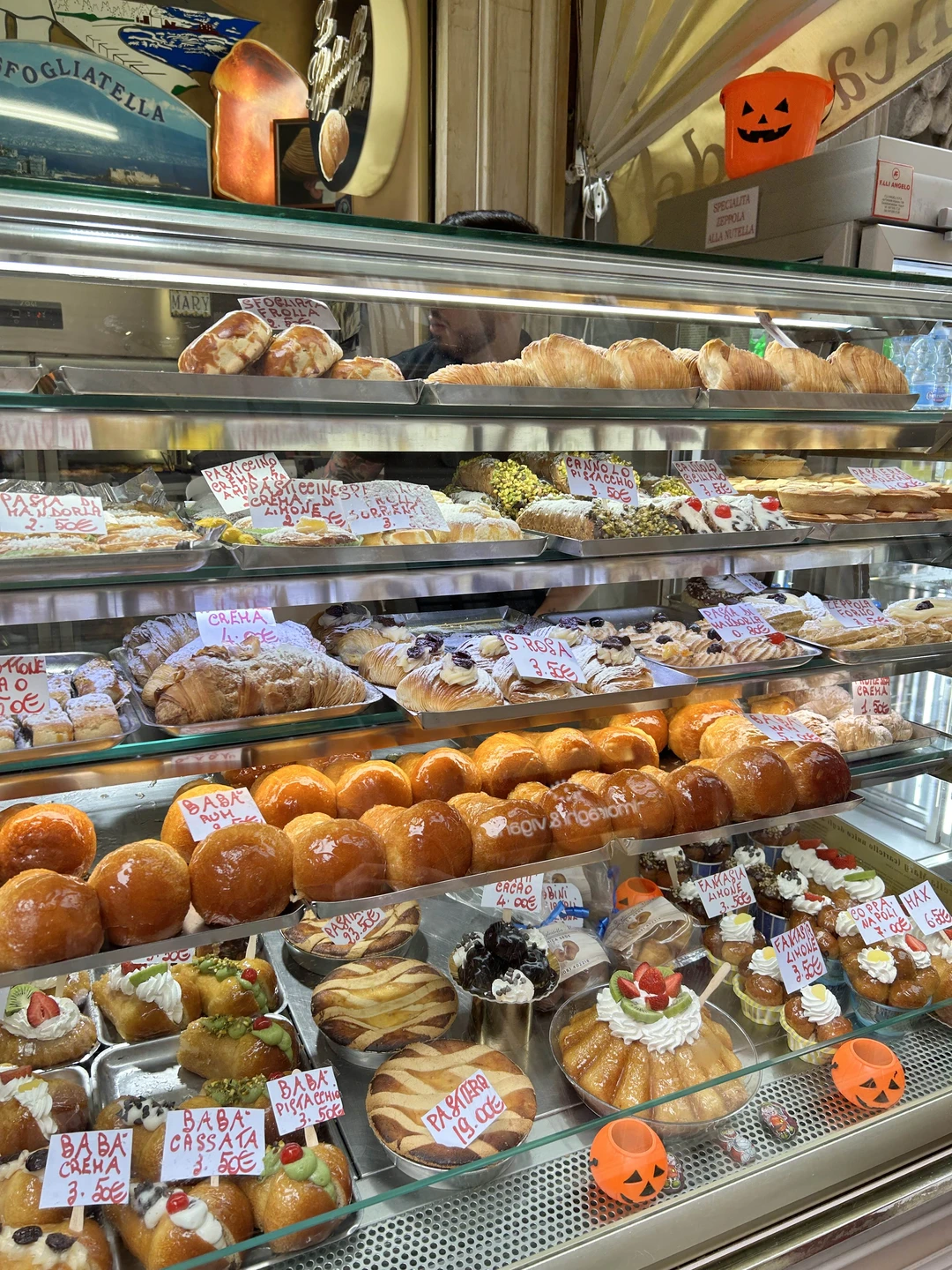 Экскурсия была познавательная, два часа пролетели быстро. Главное, что прошёл шок от первого дня в Неаполе