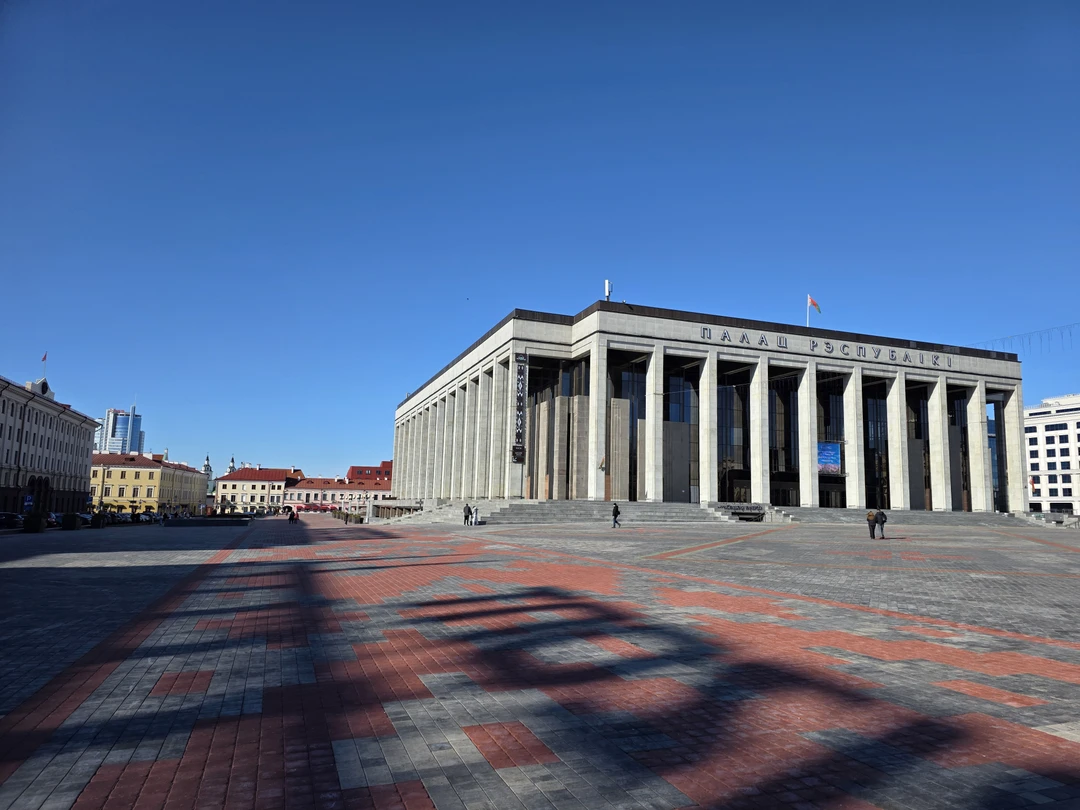 У нас была очень душевная экскурсовод Татьяна, она не перегружала рассказ о городе историей, но при