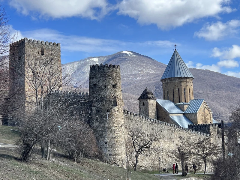 Вчера побывали на экскурсии к Казбеку и в крепость Ананури — это было одно из самых ярких впечатлений нашей поездки!