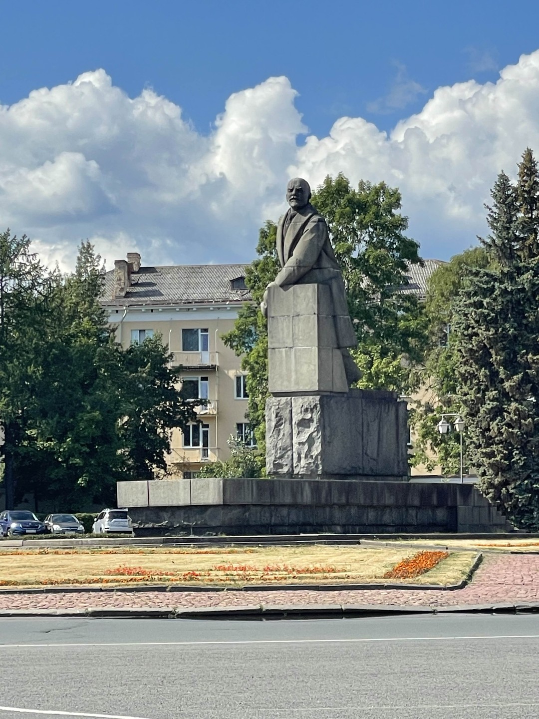 Прекрасная прогулка по городу, много интересной, местами неожиданной информации. Анжелика очень любит свой город и свою