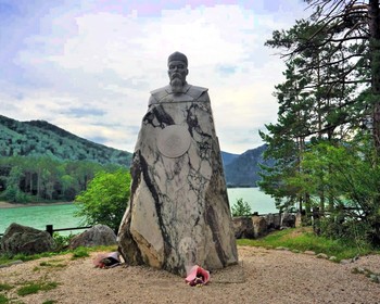 Гора Пикет и село Сростки, берег Катуни и Тавдинская пещера, прогулка по лесу, подвесной мост