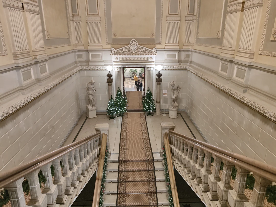 Владимир - потрясающий рассказчик! грамотная, интонационная речь, невероятные и удивительные истории домов через призму их обитателей