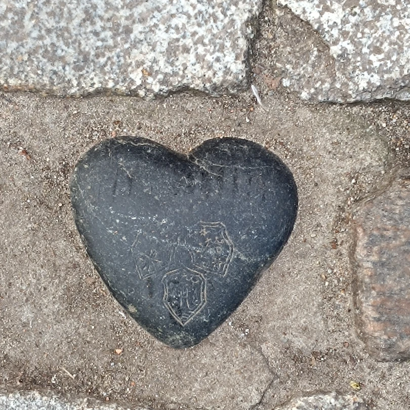 Рекомендую Андрея. Доброжелателен, прекрасное чувство юмора, было интересно. Изюминка экскурсии: музей открытки, где можно увидеть и