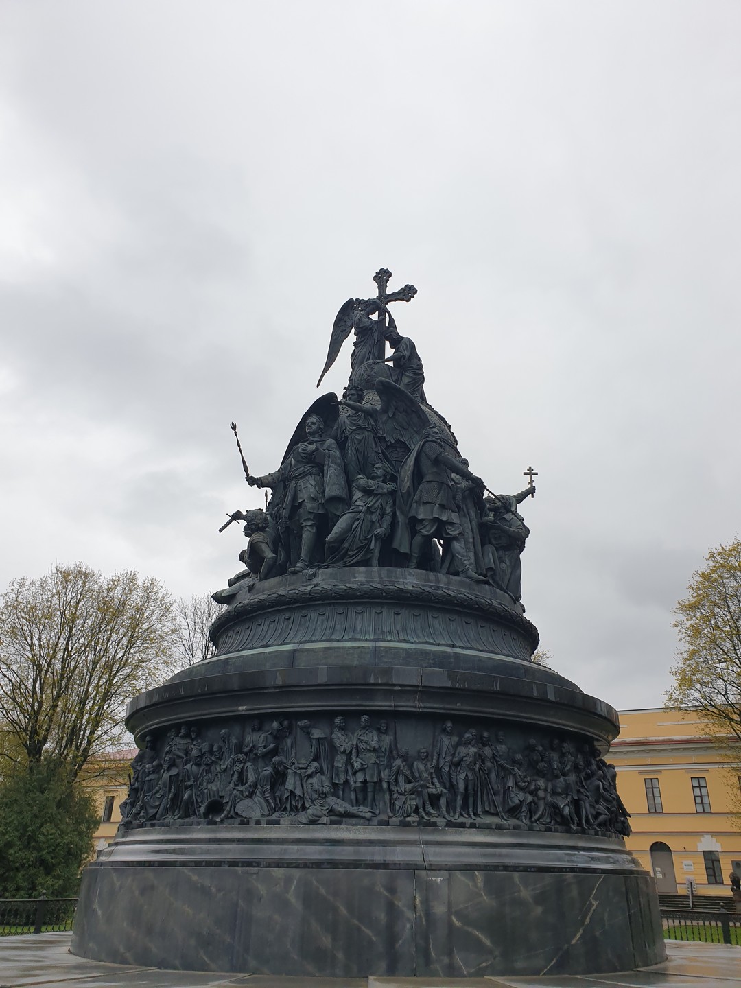 Были на экскурсии в этом чудесном городе 9 мая с ребёнком 11 лет. Константина выбрали по