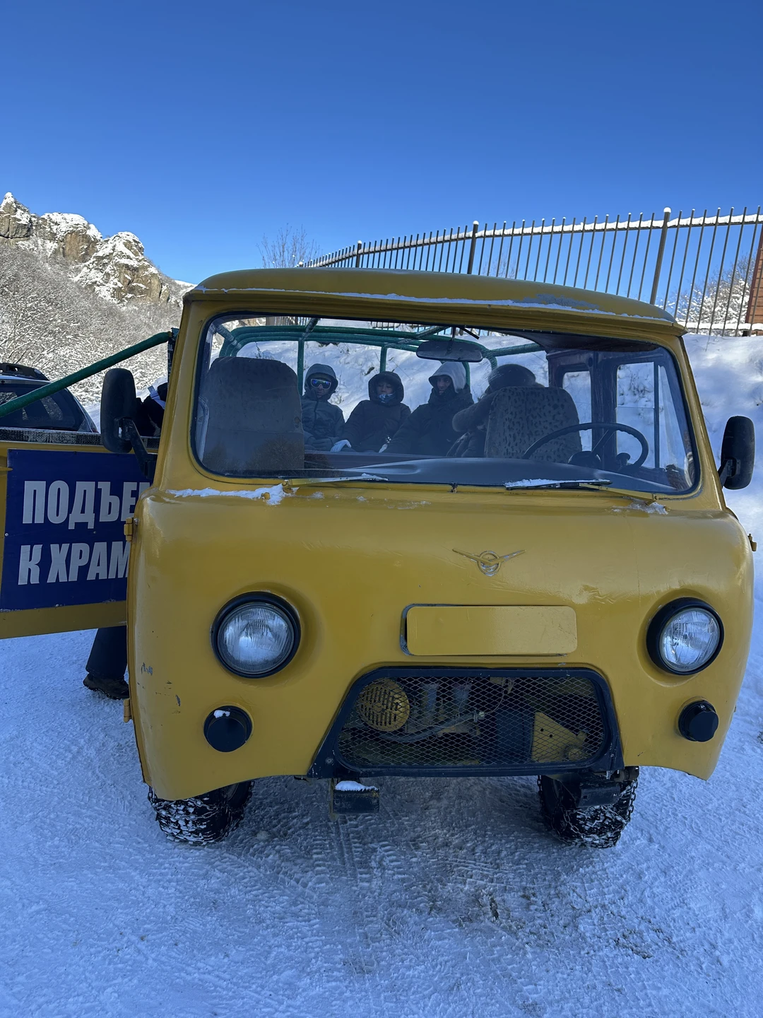 导游Владислав非常迷人，他的队伍都团结友爱，大家都在出发的时候就互相认识，并一起行动，相互帮助。路线和游玩都十分满意，十分推荐这位导游。