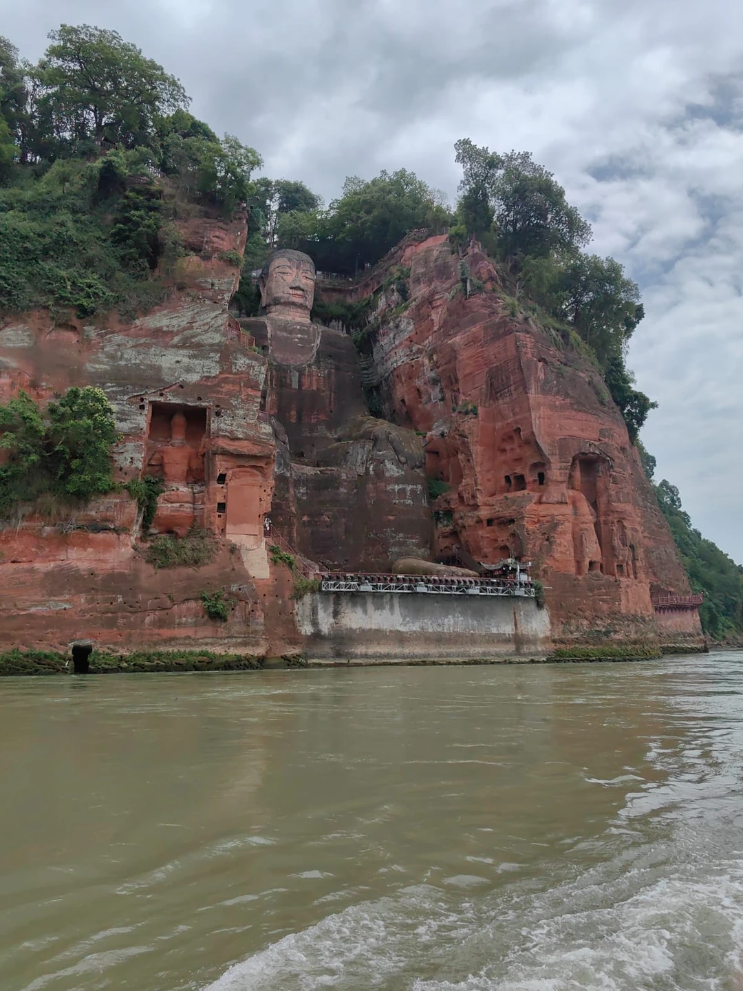 Посетив Чэнду в рамках рабочей поездки компанией из 4х человек, мы решили выделить день и посмотреть