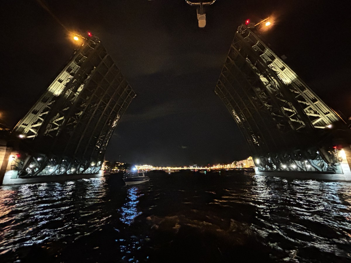 Фото 1 - Экскурсия: "Ночной круиз на разводные мосты с дискотекой на теплоходе"