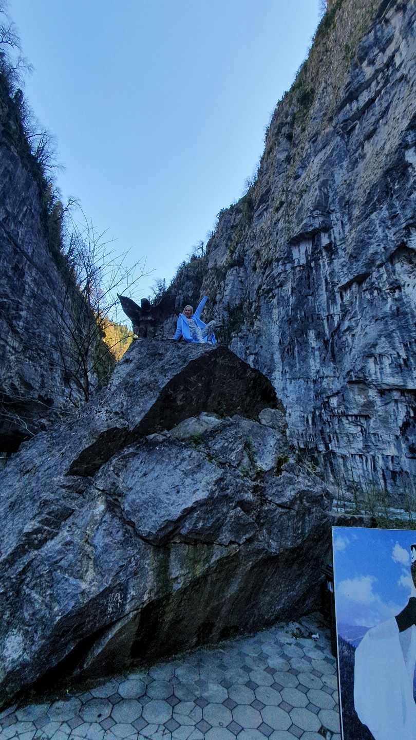 Нам экскурсия очень понравилась! Прошла на одном дыхании и невероятно интересно! Маршрут увлекательный! Авто - комфортабельный.