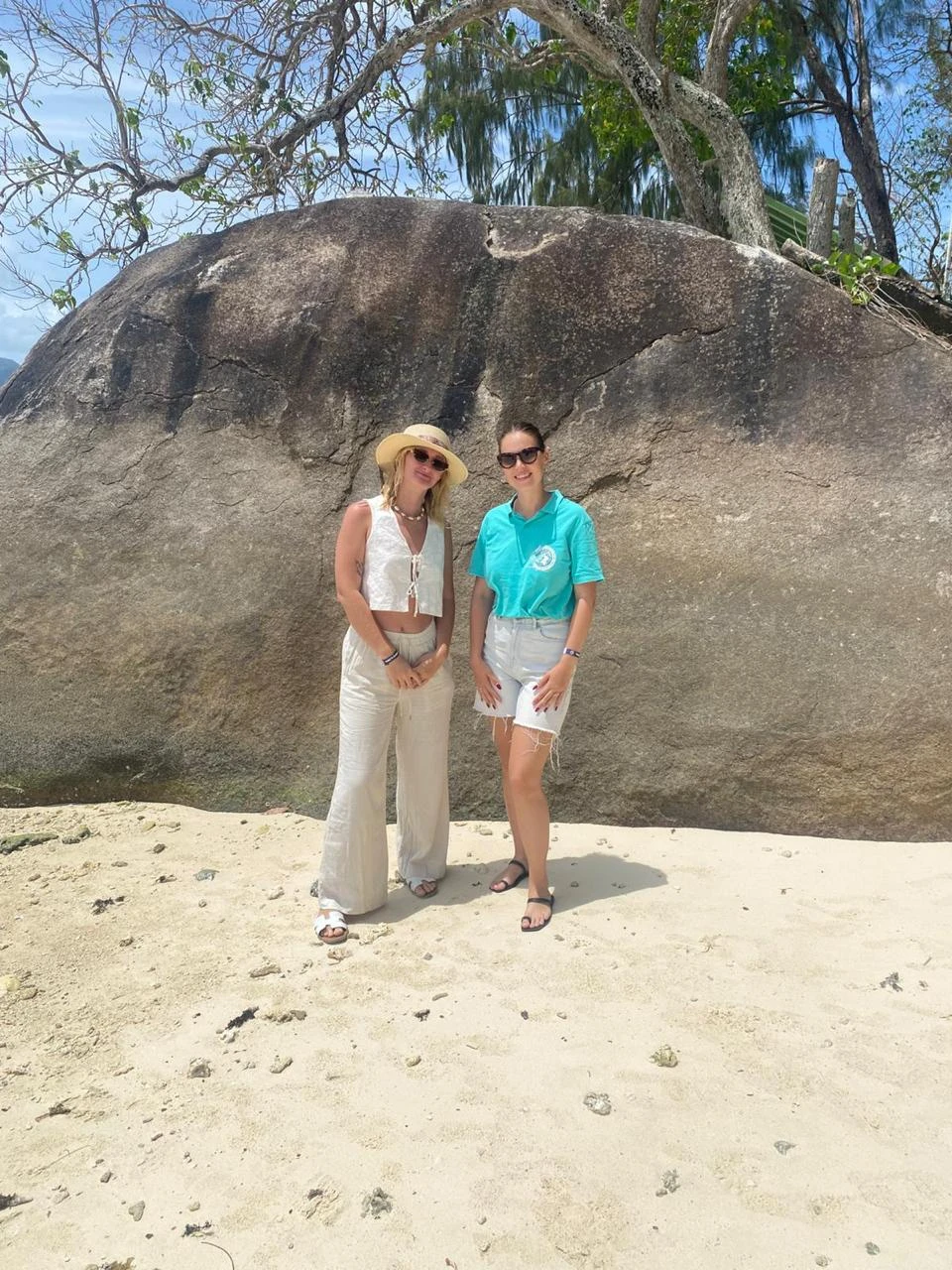 Мы провели замечательную экскурсию с отличным планированием: успели увидеть все важные места, избегая толп туристов и