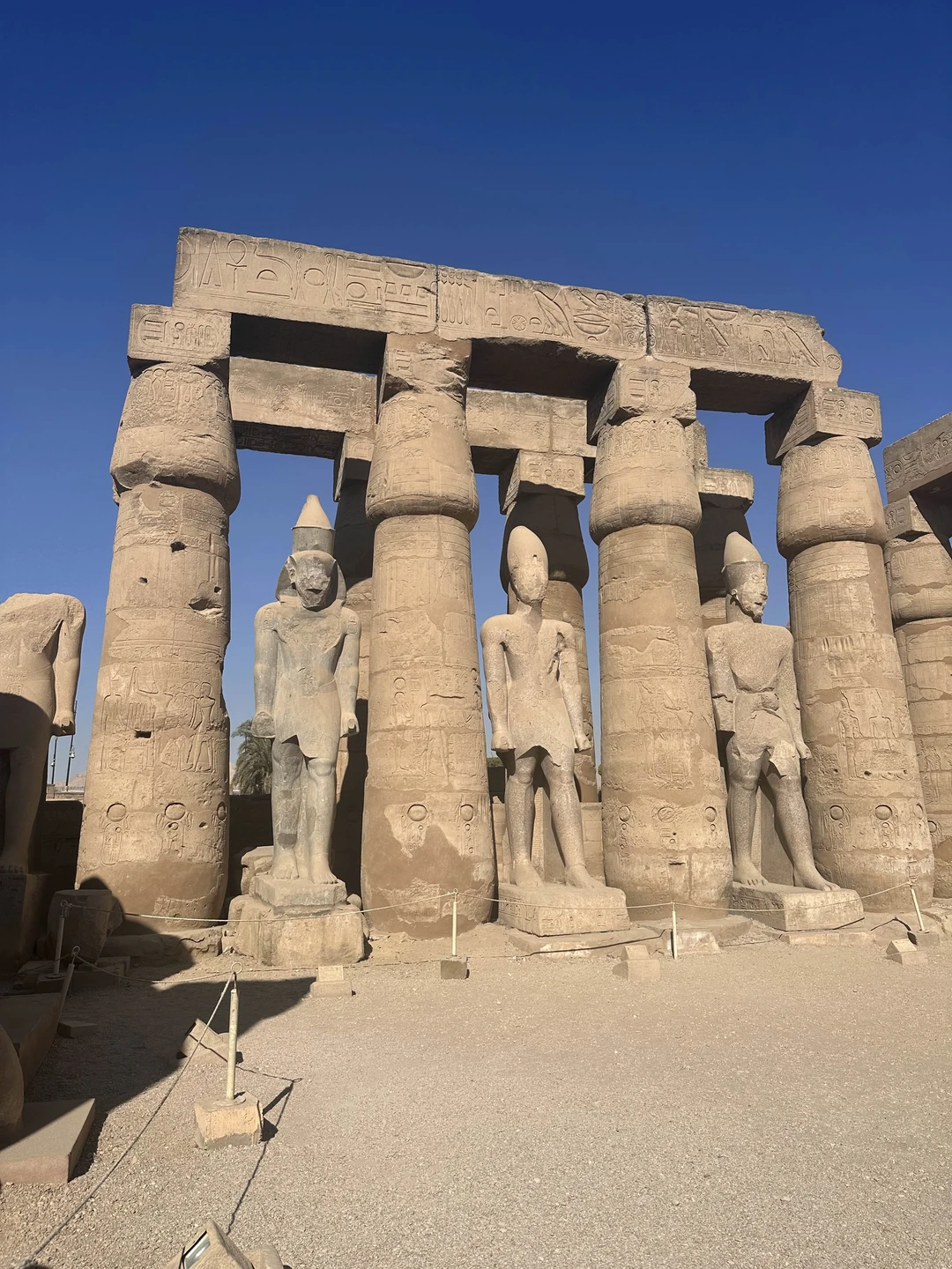Сегодня мы с мужем впервые посетили Луксор. Помогла нам в этом замечательная команда: гид Ахмед и