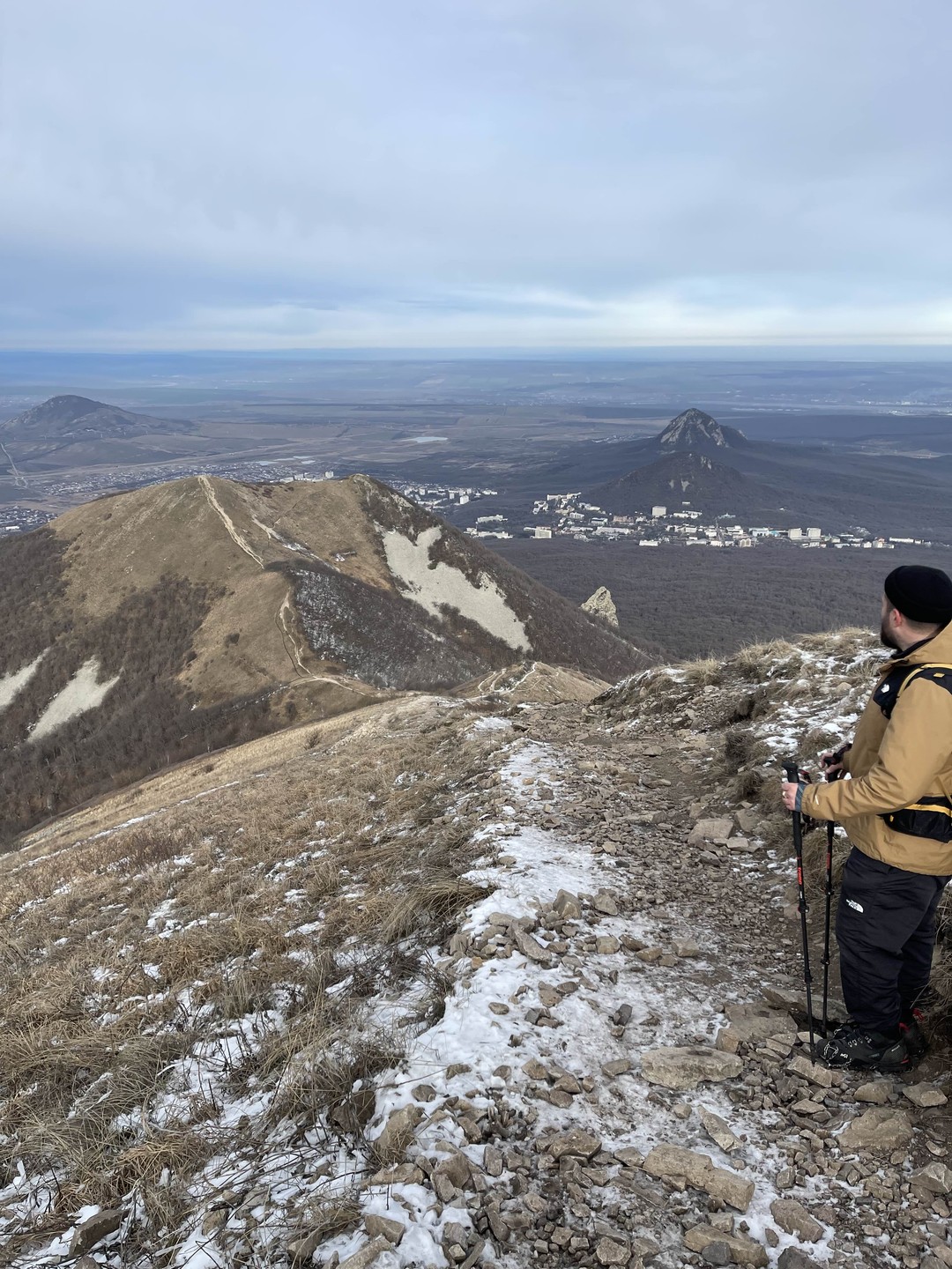 Рекомендую Егора! Профессиональный гид и инструктор по подъему. Поддержал меня когда было страшно, всегда страховал и был внимателен