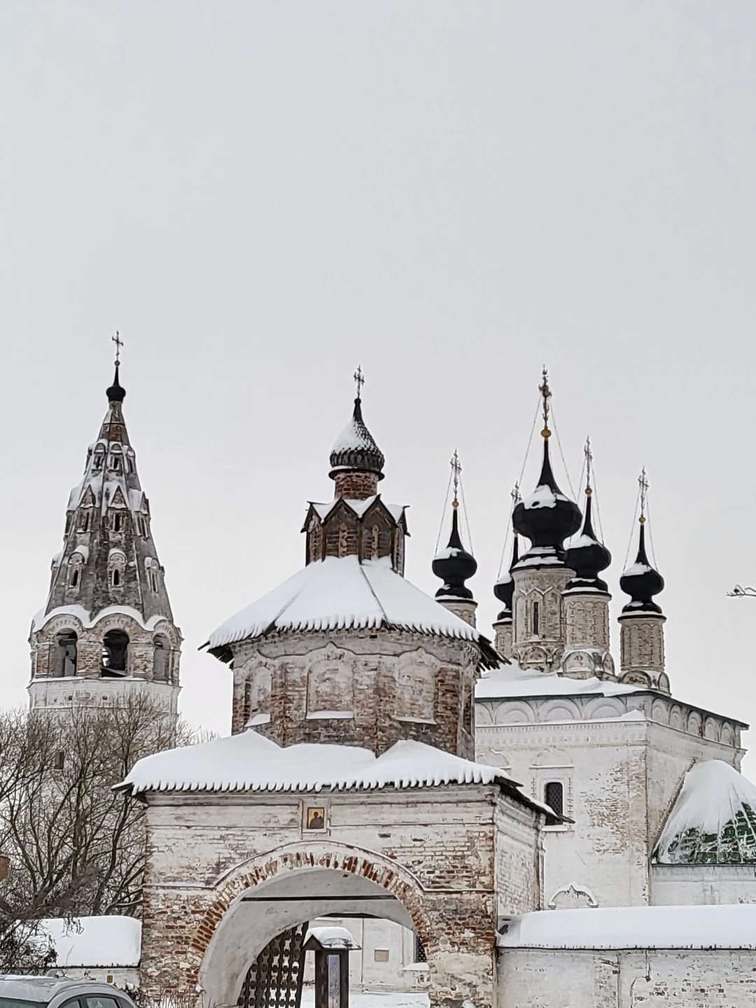Это было незабываемое знакомство с Суздалем. Неспешная прогулка по всем основным самым красивым местам Суздаля. Николай