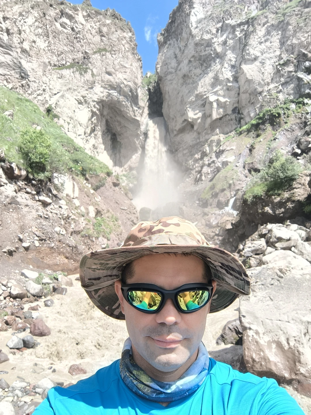 Тур понравился. Нужна хорошая физ подготовка однозначно, ну или хотя-бы опыт походов. Много подъемов/спусков по камням,